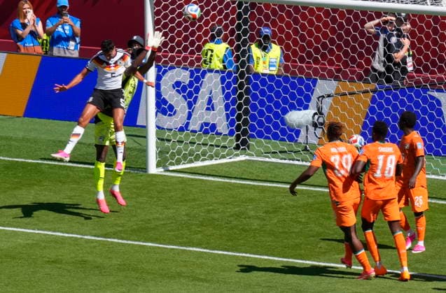 June 20, 2026, Toronto, On, CANADA: Germany s Aleksandar Pavlovic (5) heads the ball as he collides with Ivory Coast goalkeeper Yahia Fofana (1) during the first half of a World Cup Group E soccer match, in Toronto, on Saturday, June 20, 2026. Canada News - June 20, 2026  - ZUMAc35_ 20260620_zaf_c35_082 Copyright: xChrisxYoungx