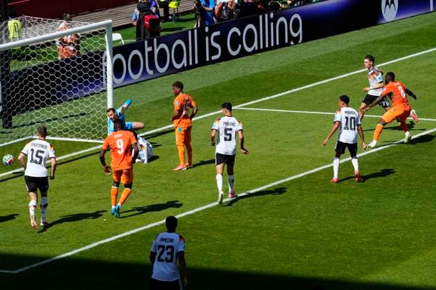 June 20, 2026, Toronto, On, CANADA: Ivory Coast s Franck Kessie (right) scores on Germany goalkeeper Manuel Neuer (1) during the first half of a World Cup Group E soccer match, in Toronto, on Saturday, June 20, 2026. Canada News - June 20, 2026  - ZUMAc35_ 20260620_zaf_c35_079 Copyright: xChrisxYoungx