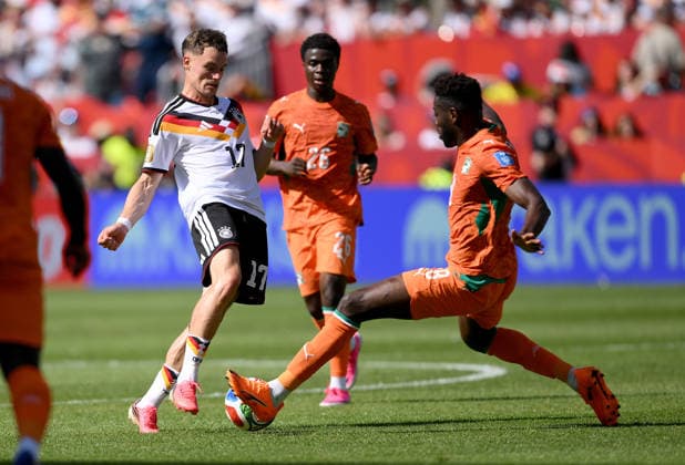Fussball FIFA WM 2026 Vorrunde Gruppe E in Toronto Deutschland - Elfenbeinkueste 20.06.2026 Florian Wirtz (li, Deutschland) gegen Franck Kessie (re, Elfenbeinkueste)