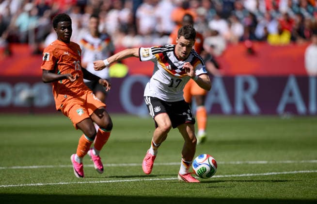 Fussball FIFA WM 2026 Vorrunde Gruppe E in Toronto Deutschland - Elfenbeinkueste 20.06.2026 Christ Inao Oulai (li, Elfenbeinkueste) gegen Florian Wirtz (re, Deutschland)