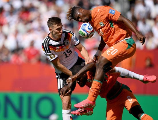 Fussball FIFA WM 2026 Vorrunde Gruppe E in Toronto Deutschland - Elfenbeinkueste 20.06.2026 Nico Schlotterbeck (li, Deutschland) gegen Franck Kessie (mi., Elfenbeinkueste) gegen Emmanuel Agbadou (re, Elfenbeinkueste)