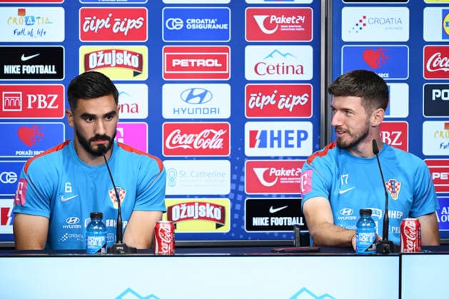Alexandria, 200626. Croatian players at the press conference, PK, Pressekonferenz of the Croatian national football team at the training center of the World Cup base camp, located at the Episcopal High School. On photo: Josip Sutalo i Petar Sucic. Photo: Boris Kovacev CROPIX *** Local Caption *** Konferencija za medije hrvatske nogometne reprezentacije u trening centru baznog kampa Svjetskog nogometnog prvenstva, smjestenom u Episkopalnoj gimnaziji. Copyright: xxBorisxKovacevx xCROPIXx sutalo_sucic10-200626