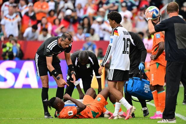 FIFA World Cup, WM, Weltmeisterschaft, Fussball 2026 - Group E - Germany vs Ivory Coast Wilfried Singo of Ivory Coast (C) receives medical attention during the FIFA World Cup 2026 group stage match Germany against Ivory Coast, in Toronto, Canada, 20 June 2026. TORONTO United States  Copyright: xEDUARDOxLIMAx