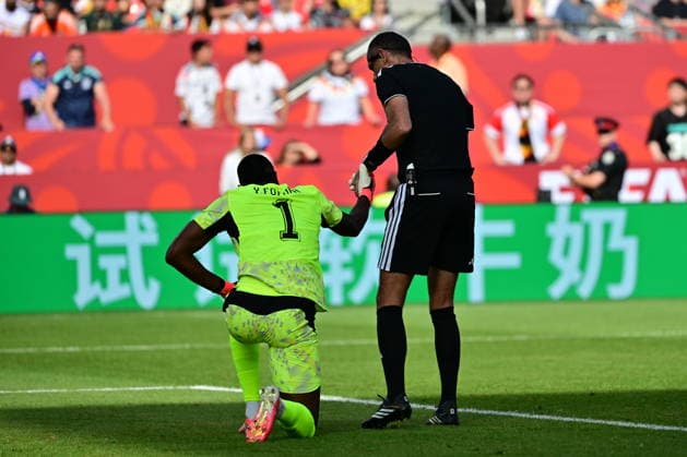 FIFA World Cup, WM, Weltmeisterschaft, Fussball 2026 - Group E - Germany vs Ivory Coast Referee Juan Gabriel Benitez (R) assists goalkeeper Yahia Fofana of Ivory Coast get up the ground during the FIFA World Cup 2026 group stage match Germany against Ivory Coast, in Toronto, Canada, 20 June 2026. TORONTO United States  Copyright: xEDUARDOxLIMAx