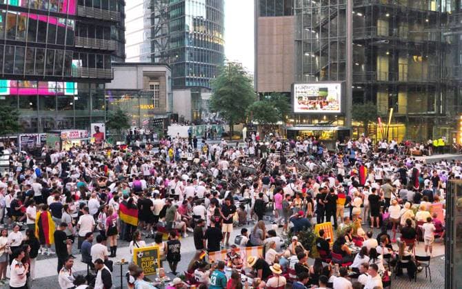 20.06.2026, Berlin - Deutschland. Fußball-WM der Männer, Deutschland vs Elfenbeinküste, Public Viewing im Sony Center. *** June 20, 2026, Berlin, Germany
