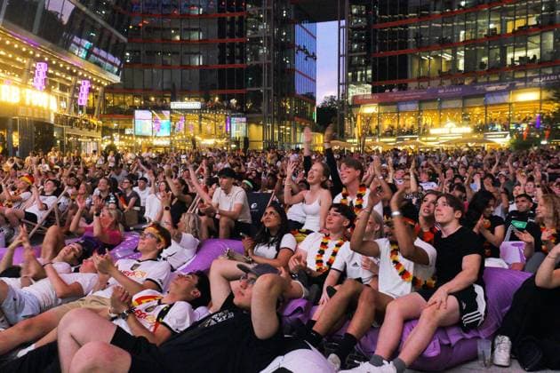 20.06.2026, Berlin - Deutschland. Fußball-WM der Männer, Deutschland vs Elfenbeinküste, Public Viewing im Sony Center. *** June 20, 2026, Berlin, Germany