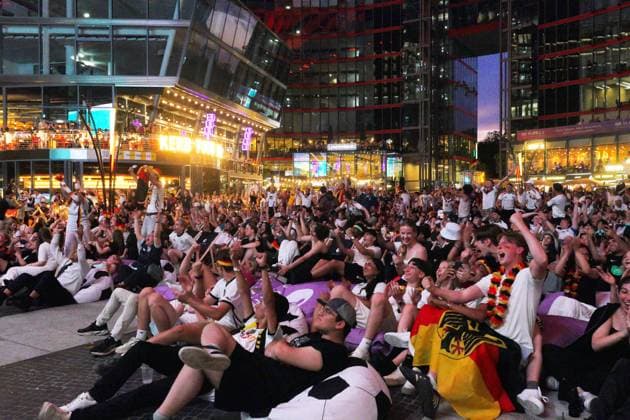 20.06.2026, Berlin - Deutschland. Fußball-WM der Männer, Deutschland vs Elfenbeinküste, Public Viewing im Sony Center. *** June 20, 2026, Berlin, Germany