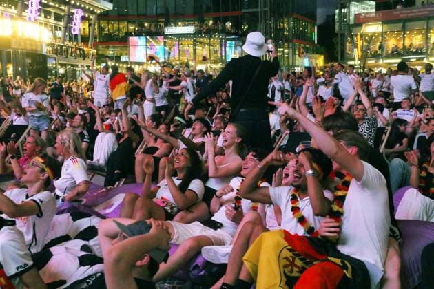 20.06.2026, Berlin - Deutschland. Fußball-WM der Männer, Deutschland vs Elfenbeinküste, Public Viewing im Sony Center. *** June 20, 2026, Berlin, Germany