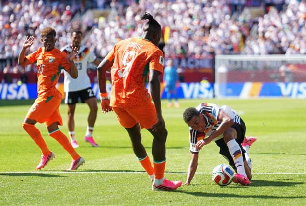 June 20, 2026, Toronto, On, CANADA: Germany s Jamal Musiala (10) stumbles as Ivory Coast s Wilfried Singo (5) defends during the first half of a World Cup Group E soccer match, in Toronto, on Saturday, June 20, 2026. Canada News - June 20, 2026  - ZUMAc35_ 20260620_zaf_c35_096 Copyright: xNathanxDenettex