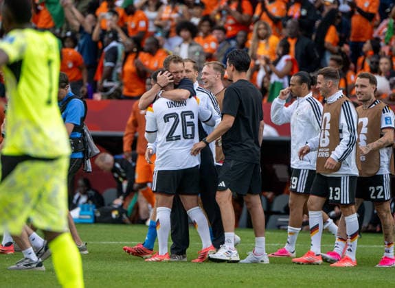 Fußball, Herren, FIFA World Cup, WM, Weltmeisterschaft, Fussball 2026, Spiel in Toronto (Gruppe E, 2. Spieltag), Deutschland - Elfenbeinküste, v. l. Torhüter Oliver Baumann (Deutschland), Deniz Undav (Deutschland), Trainer Julian Nagelsmann (Deutschland), Co-Trainer Benjamin Hübner, Leroy Sane (Deutschland), Pascal Groß (Deutschland), David Raum (Deutschland), Jubel nach Abpfiff, 20.06. 2026,