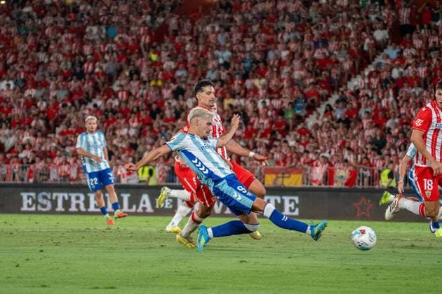 Almeria, Spain - June 20th: Chupe (N9) shots to score Malagas first goal during the promotion play-off final of La Liga Hypermotion (Segunda Division) match between Almeria and Malaga at UD Almería Stadium on June 20th, 2026 in Almeria, Spain.  Copyright: xAndresxLopezxSheridanxx xSPPx Sportspressphoto_SPR171919