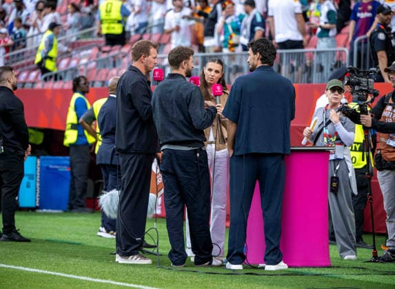 Fußball, Herren, FIFA World Cup, WM, Weltmeisterschaft, Fussball 2026, Spiel in Toronto (Gruppe E, 2. Spieltag), Deutschland - Elfenbeinküste, v. l. Trainer Julian Nagelsmann (Deutschland), TV-Experte Thomas Müller (Magenta TV), Moderatorin Laura Wontorra, TV-Experte Mats Hummels, 20.06. 2026,