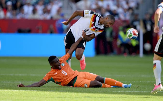 Fussball FIFA WM 2026 Vorrunde Gruppe E in Toronto Deutschland - Elfenbeinkueste 20.06.2026 Ange-Yoan Bonny (li, Elfenbeinkueste) gegen Jonathan Tah (re, Deutschland)