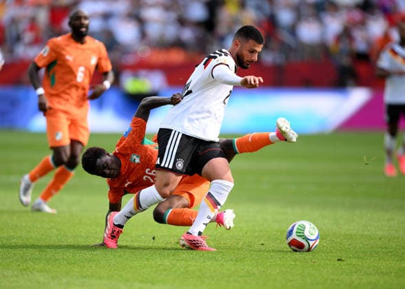 Fussball FIFA WM 2026 Vorrunde Gruppe E in Toronto Deutschland - Elfenbeinkueste 20.06.2026 Christ Inao Oulai (li, Elfenbeinkueste) gegen Deniz Undav (re, Deutschland) *** Soccer