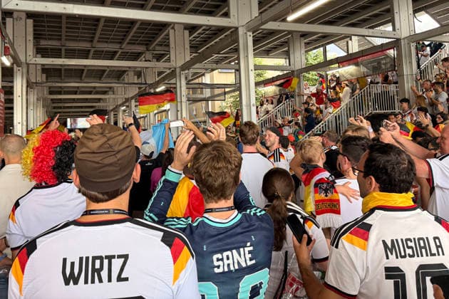 Deutsche Fans feiern den 2:1 Sieg im Stadion zusammen - Toronto 20.06.2026: Deutschland vs. Elfenbeinküste, Toronto Stadium, World Cup 26 Gruppe E 2. Spieltag