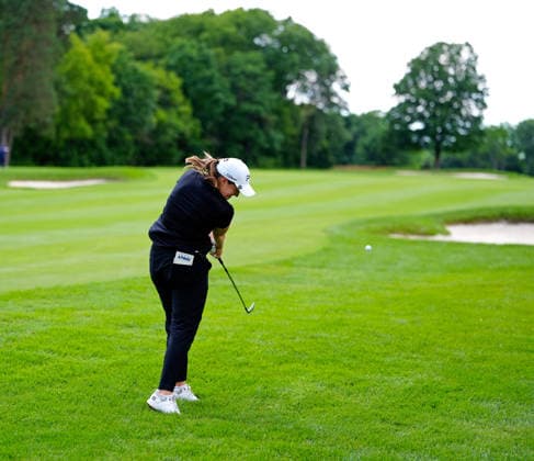 BELMONT, MI - JUNE 20: LPGA, Golf Damen player Lottie Woad plays her second shot on the 10th hole on June 20, 2026, during the third round of the LPGA Meijer LPGA Classic for Simply Give at Blythefield Country Club in Belmont, Michigan. (Photo by Brian Spurlock Icon Sportswire) GOLF: JUN 20 LPGA Meijer LPGA Classic for Simply Give EDITORIAL USE ONLY Icon2606203