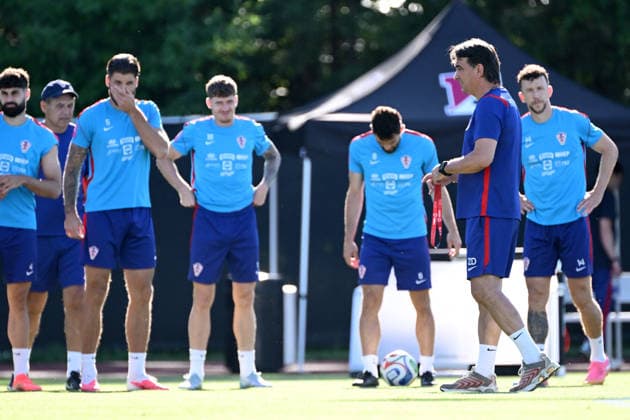 Alexandria, 200626. Croatian players of the Croatian national football team training at the World Cup base camp training center, located in the Episcopal High School. In photo: coach Zlatko Dalic and the players. Photo: Boris Kovacev CROPIX Copyright: xxBorisxKovacevx xCROPIXx trening_hrv7-200626