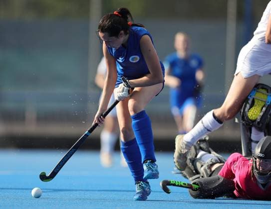 Hockey Hessen - SHV Regionalliga Süd Feld Damen 2025 26 20.06.2026 Höchster THC (blau) - TSV SCHOTT Mainz (ws) v.l. Sofia Gibney (Höchster THC), Clara Schmidt (Mainz) Höchster THC - TSV SCHOTT Mainz *** Hockey Hessen SHV Regional League South Womens Field Hockey 2025 26 20 06 2026 Höchster THC Blue TSV SCHOTT Mainz (right to left) Sofia Gibney (Höchster THC), Clara Schmidt (Mainz Sport), Höchster THC, TSV SCHOTT Mainz,detected_source_language