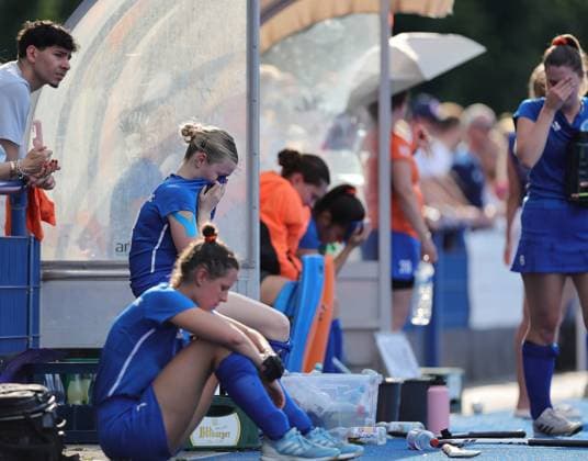 Hockey Hessen - SHV Regionalliga Süd Feld Damen 2025 26 20.06.2026 Höchster THC (blau) - TSV SCHOTT Mainz (ws) v.l. Lilly Holz (Höchster THC) auf der Bank Höchster THC - TSV SCHOTT Mainz *** Hockey Hessen SHV Regional League South Womens Field Hockey 2025 26 20 06 2026 Höchster THC Blue TSV SCHOTT Mainz (left to right) Lilly Holz (Höchster THC) on the bench (Höchster THC) TSV SCHOTT Mainz,detected_source_language