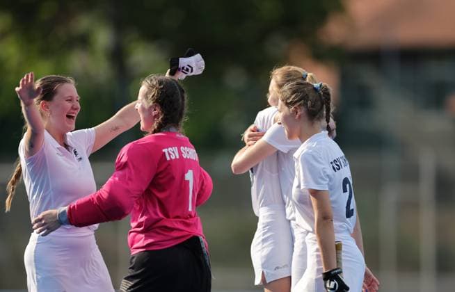 Hockey Hessen - SHV Regionalliga Süd Feld Damen 2025 26 20.06.2026 Höchster THC (blau) - TSV SCHOTT Mainz (ws) v.l. TW - Clara Schmidt (Mainz) Höchster THC - TSV SCHOTT Mainz *** Hockey Hessen SHV Regional League South Womens Field Hockey 2025 26 20 06 2026 Höchster THC Blue TSV SCHOTT Mainz (home) (away) (left) Goalie Clara Schmidt Mainz Sport Höchster THC TSV SCHOTT Mainz,detected_source_language