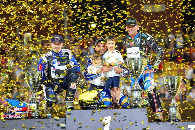 20.06.2026 WROCLAW (POLAND) - STADION OLIMPIJSKI, ZUZEL (SPEEDWAY), INDYWIDUALNE MISTRZOSTWA SWIATA (FIM SPEEDWAY World Championship, WM, Weltmeisterschaft GRAND PRIX 2026) - DEWALT FIM SPEEDWAY GRAND PRIX OF POLAND - WROCLAW NZ ROBERT LAMBERT (L), BARTOSZ ZMARZLIK (C), MICHAEL JEPSEN JENSEN (P) - PODIUM ANTEK FRANEK DZIECI BARTKA FOTO PAWEL WILCZYNSKI CYFRASPORT NEWSPIX.PL --- newspix.pl POLAND OUT! 