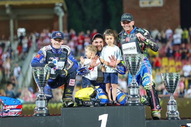 20.06.2026 WROCLAW (POLAND) - STADION OLIMPIJSKI, ZUZEL (SPEEDWAY), INDYWIDUALNE MISTRZOSTWA SWIATA (FIM SPEEDWAY World Championship, WM, Weltmeisterschaft GRAND PRIX 2026) - DEWALT FIM SPEEDWAY GRAND PRIX OF POLAND - WROCLAW NZ ROBERT LAMBERT (L), BARTOSZ ZMARZLIK (C), MICHAEL JEPSEN JENSEN (P) - PODIUM ANTEK FRANEK DZIECI BARTKA FOTO PAWEL WILCZYNSKI CYFRASPORT NEWSPIX.PL --- newspix.pl POLAND OUT! 