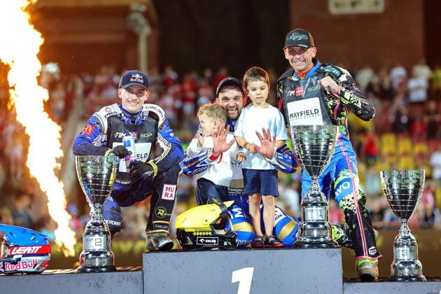 20.06.2026 WROCLAW (POLAND) - STADION OLIMPIJSKI, ZUZEL (SPEEDWAY), INDYWIDUALNE MISTRZOSTWA SWIATA (FIM SPEEDWAY World Championship, WM, Weltmeisterschaft GRAND PRIX 2026) - DEWALT FIM SPEEDWAY GRAND PRIX OF POLAND - WROCLAW NZ ROBERT LAMBERT (L), BARTOSZ ZMARZLIK (C), MICHAEL JEPSEN JENSEN (P) - PODIUM ANTEK FRANEK DZIECI BARTKA FOTO PAWEL WILCZYNSKI CYFRASPORT NEWSPIX.PL --- newspix.pl POLAND OUT! 