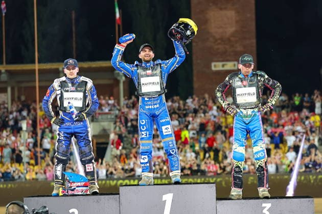 20.06.2026 WROCLAW (POLAND) - STADION OLIMPIJSKI, ZUZEL (SPEEDWAY), INDYWIDUALNE MISTRZOSTWA SWIATA (FIM SPEEDWAY World Championship, WM, Weltmeisterschaft GRAND PRIX 2026) - DEWALT FIM SPEEDWAY GRAND PRIX OF POLAND - WROCLAW NZ ROBERT LAMBERT (L), BARTOSZ ZMARZLIK (C), MICHAEL JEPSEN JENSEN (P) - PODIUM FOTO PAWEL WILCZYNSKI CYFRASPORT NEWSPIX.PL --- newspix.pl POLAND OUT! 