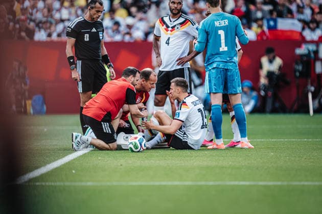 Fußball Herren FIFA Fußball-Weltmeisterschaft 2026 Gruppe E Deutschland vs. Elfenbeinküste 20.06.2026 Nico Schlotterbeck ( 15, Deutschland) wird behandelt Toronto Toronto Stadium Ontario Kanada