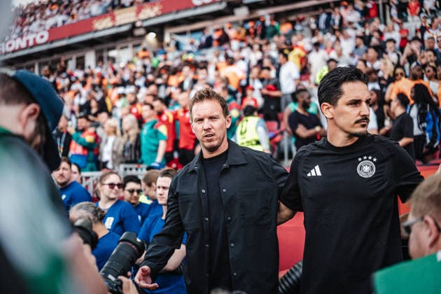 Fußball Herren FIFA Fußball-Weltmeisterschaft 2026 Gruppe E Deutschland vs. Elfenbeinküste 20.06.2026 Trainer Julian Nagelsmann (Deutschland) weiß nicht wo er hin soll während der Nationalhymne, zu viele Fotografen im Weg Toronto Toronto Stadium Ontario Kanada