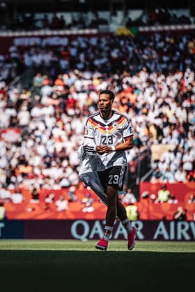 Fußball Herren FIFA Fußball-Weltmeisterschaft 2026 Gruppe E Deutschland vs. Elfenbeinküste 20.06.2026 Felix Nmecha ( 23, Deutschland) zieht seine Trainingsjacke vor dem Spiel aus Toronto Toronto Stadium Ontario Kanada