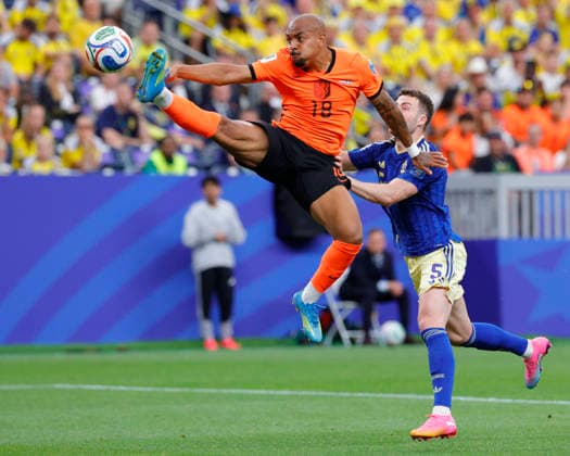 June 20, 2026, Houston, Texas, USA: Netherlands midfielder DONYELL MALEN (18) kicks the ball in front of the goal while Sweden defender GABRIEL GUDMUNDSSON (5) defends during the 2026 FIFA World Cup, WM, Weltmeisterschaft, Fussball Group F match between the Netherlands and Sweden at Houston Stadium Houston USA - ZUMAa325 20260620_zsa_a325_045 Copyright: xDavidxBalleringxIix