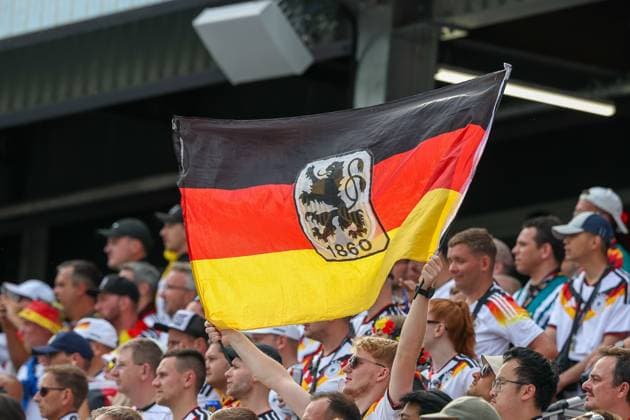 Deutsche Fans mit Fahne und TSV 1860 Wappen, Deutschland vs. Elfenbeinkueste, Fussball, FIFA, Weltmeisterschaft 2026, Gruppenphase, 20.06.2026 Toronto Ontario Kanada