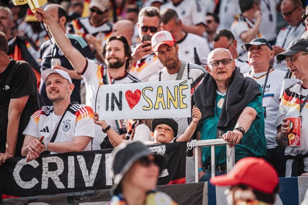 Fußball Herren FIFA Fußball-Weltmeisterschaft 2026 Gruppe E Deutschland vs. Elfenbeinküste 20.06.2026 Ein Kind hält ein Schild mit der Aufschrift Insane Herz Leroy Sane ( 19, Deutschland) Toronto Toronto Stadium Ontario Kanada