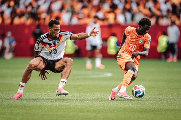 Fußball Herren FIFA Fußball-Weltmeisterschaft 2026 Gruppe E Deutschland vs. Elfenbeinküste 20.06.2026 v.l. Felix Nmecha ( 23, Deutschland) gegen Christ Inao Oulai ( 26, Elfenbeinkueste) Toronto Toronto Stadium Ontario Kanada