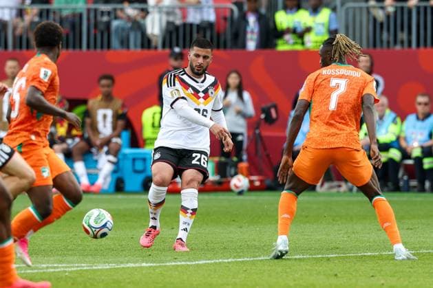 im Zweikampf, Aktion, mit Deniz Undav 26 (Deutschland), Deutschland vs. Elfenbeinkueste, Fussball, FIFA, Weltmeisterschaft 2026, Gruppenphase, 20.06.2026 Toronto Ontario Kanada