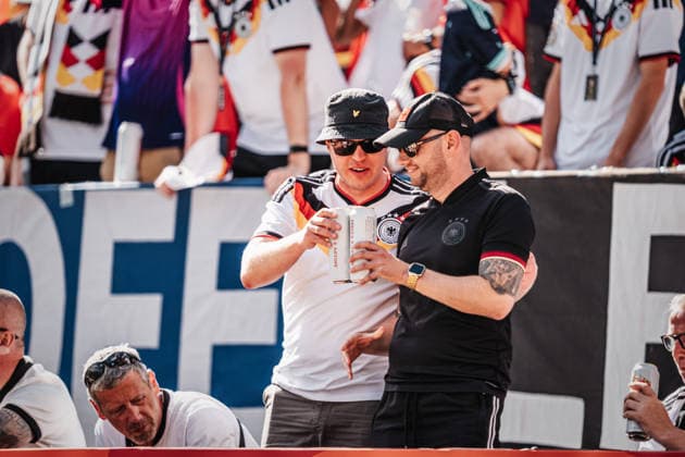 Fußball Herren FIFA Fußball-Weltmeisterschaft 2026 Gruppe E Deutschland vs. Elfenbeinküste 20.06.2026 zwei Deutsche Fans stoßen mit einem Bier an Toronto Toronto Stadium Ontario Kanada