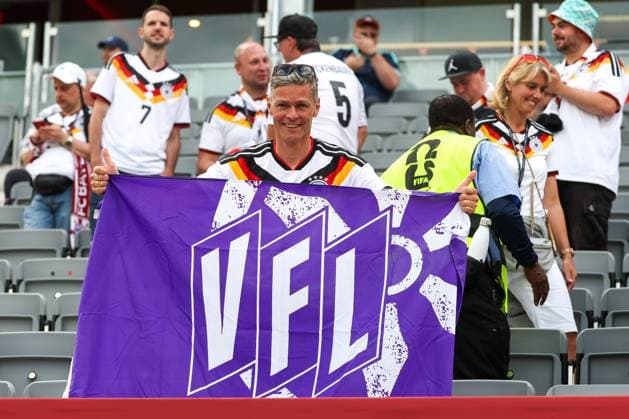Die Deutschen Fans hier mit einer Fhane von VFL Osnabrueck, feiern den 2:1 Sieg der Mannschaft, Deutschland vs. Elfenbeinkueste, Fussball, FIFA, Weltmeisterschaft 2026, Gruppenphase, 20.06.2026 Toronto Ontario Kanada