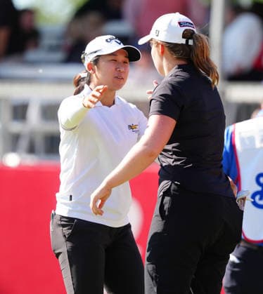 BELMONT, MI - JUNE 20: LPGA, Golf Damen player Jing Yan in white top hugs Lottie Woad after finishing on the 18th hole on June 20, 2026, during the third round of the LPGA Meijer LPGA Classic for Simply Give at Blythefield Country Club in Belmont, Michigan. (Photo by Brian Spurlock Icon Sportswire) GOLF: JUN 20 LPGA Meijer LPGA Classic for Simply Give EDITORIAL USE ONLY Icon26062044