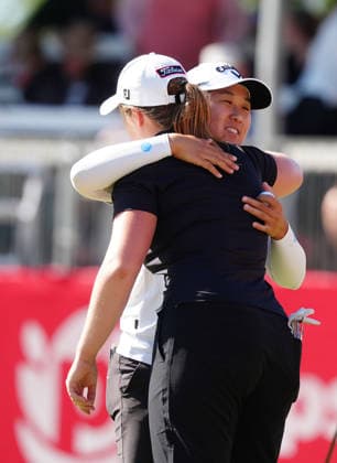 BELMONT, MI - JUNE 20: LPGA, Golf Damen player Jing Yan in white top hugs Lottie Woad after finishing on the 18th hole on June 20, 2026, during the third round of the LPGA Meijer LPGA Classic for Simply Give at Blythefield Country Club in Belmont, Michigan. (Photo by Brian Spurlock Icon Sportswire) GOLF: JUN 20 LPGA Meijer LPGA Classic for Simply Give EDITORIAL USE ONLY Icon26062045