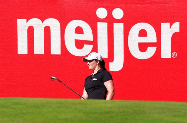 BELMONT, MI - JUNE 20: LPGA, Golf Damen player Lottie Woad chips on the 18th hole on June 20, 2026, during the third round of the LPGA Meijer LPGA Classic for Simply Give at Blythefield Country Club in Belmont, Michigan. (Photo by Brian Spurlock Icon Sportswire) GOLF: JUN 20 LPGA Meijer LPGA Classic for Simply Give EDITORIAL USE ONLY Icon26062046