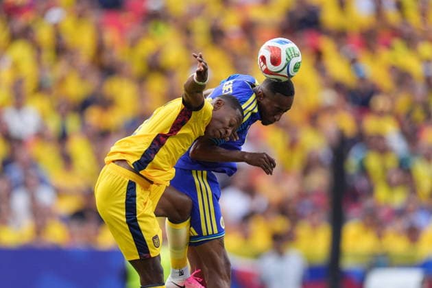 Ecuador v Curacao - FIFA World Cup, WM, Weltmeisterschaft, Fussball 2026 - Group E KANSAS CITY, UNITED STATES - JUNE 20: Joshua Brenet (rear) of Curacao in action during the 2026 FIFA World Cup First Stage Group E match between Ecuador and Curacao at Arrowhead Stadium (Kansas City Stadium) in Kansas City, Missouri, United States on June 20, 2026. Hakan Akgun Anadolu Missouri United States. Editorial use only. Please get in touch for any other usage.  Copyright: x2026xAnadoluxHakanxAkgunx