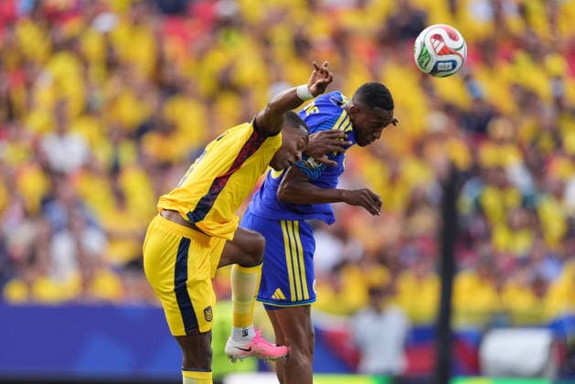 Ecuador v Curacao - FIFA World Cup, WM, Weltmeisterschaft, Fussball 2026 - Group E KANSAS CITY, UNITED STATES - JUNE 20: Joshua Brenet (rear) of Curacao in action during the 2026 FIFA World Cup First Stage Group E match between Ecuador and Curacao at Arrowhead Stadium (Kansas City Stadium) in Kansas City, Missouri, United States on June 20, 2026. Hakan Akgun Anadolu Missouri United States. Editorial use only. Please get in touch for any other usage.  Copyright: x2026xAnadoluxHakanxAkgunx