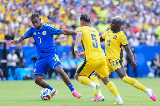 Juninho Bacuna of Curacao (L) runs with the ball under pressure from Moises Caicedo of Ecuador (R) during a FIFA Men’s World Cup 2026 Group Stage football match between Ecuador and Curacao at Kansas City Stadium, in Kansas City on June 20th 2026 (Photo by Alexandra Fechete SPP)  Copyright: xAlexandraxFechete SPPx Sportspressphoto_SPR172147