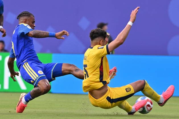 FIFA World Cup, WM, Weltmeisterschaft, Fussball 2026 - Group E - Ecuador vs Curacao Juninho Bacuna of Curacao (L) in action against Jordy Alcivar of Ecuador (R) during the FIFA World Cup 2026 group stage match Ecuador against Curacao, in Kansas City, USA, 20 June 2026. KANSAS CITY United States  Copyright: xAMYxKONTRASx