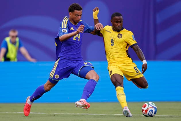 John Yeboah (R) of Ecuador battles for the ball with Deveron Fonville (L) of Curacao during a Group E match at the 2026 FIFA World Cup, WM, Weltmeisterschaft, Fussball between Ecuador and Curacao at Arrowhead Stadium in Kansas City, USA, 20 June 2026. FIFA World Cup 2026: Ecuador vs. Curacao !ACHTUNG: NUR REDAKTIONELLE NUTZUNG!  Copyright: xJuanxIgnacioxRoncoronix GR7042 20260621-55020661088_1
