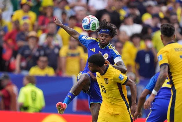 Ecuador v Curacao - FIFA World Cup, WM, Weltmeisterschaft, Fussball 2026 - Group E KANSAS CITY, UNITED STATES - JUNE 20: Leandro Bacuna (10) of Curacao in action against Pedro Vite (15) of Ecuador during the 2026 FIFA World Cup First Stage Group E match between Ecuador and Curacao at Arrowhead Stadium (Kansas City Stadium) in Kansas City, Missouri, United States on June 20, 2026. Hakan Akgun Anadolu Missouri United States. Editorial use only. Please get in touch for any other usage.  Copyright: x2026xAnadoluxHakanxAkgunx