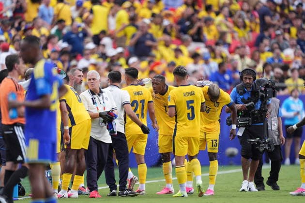 Ecuador v Curacao - FIFA World Cup, WM, Weltmeisterschaft, Fussball 2026 - Group E KANSAS CITY, UNITED STATES - JUNE 20: Jordy Alcívar (5), Enner Valencia (13) and Alan Franco (21) of Ecuador are seen at the hydration break during the 2026 FIFA World Cup First Stage Group E match between Ecuador and Curacao at Arrowhead Stadium (Kansas City Stadium) in Kansas City, Missouri, United States on June 20, 2026. Hakan Akgun Anadolu Missouri United States. Editorial use only. Please get in touch for any other usage.  Copyright: x2026xAnadoluxHakanxAkgunx