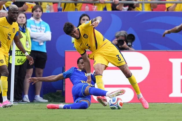 Ecuador v Curacao - FIFA World Cup, WM, Weltmeisterschaft, Fussball 2026 - Group E KANSAS CITY, UNITED STATES - JUNE 20: Piero Hincapie (3) of Ecuador in action against Livano Comenencia of Curacao during the 2026 FIFA World Cup First Stage Group E match between Ecuador and Curacao at Arrowhead Stadium (Kansas City Stadium) in Kansas City, Missouri, United States on June 20, 2026. Hakan Akgun Anadolu Missouri United States. Editorial use only. Please get in touch for any other usage.  Copyright: x2026xAnadoluxHakanxAkgunx
