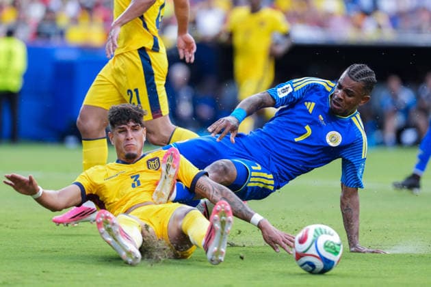 Piero Hincapie of Ecuador (L) and Juninho Bacuna of Curacao (R) fight for possession during a FIFA Men’s World Cup 2026 Group Stage football match between Ecuador and Curacao at Kansas City Stadium, in Kansas City on June 20th 2026 (Photo by Alexandra Fechete SPP)  Copyright: xAlexandraxFechete SPPx Sportspressphoto_SPR172160
